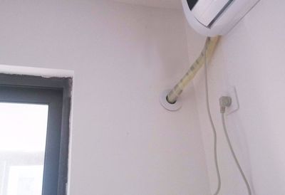 装修时忘打空调孔,入住后业主犯了难,聪明工人一个塑料袋轻松解决_打孔
